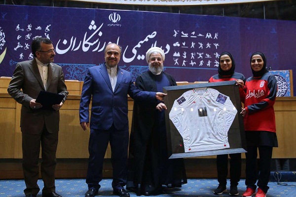  هدیه دختران فوتسالیست به رییس جمهور