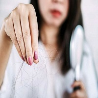 دلیل ریزش مو در افراد کرونایی